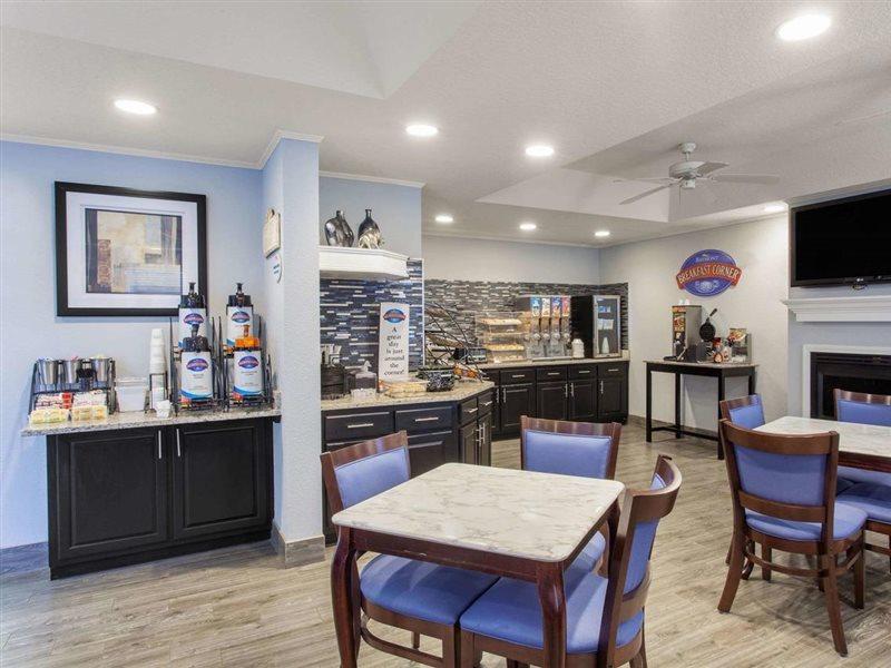 Baymont By Wyndham Jacksonville/Butler Blvd Екстериор снимка