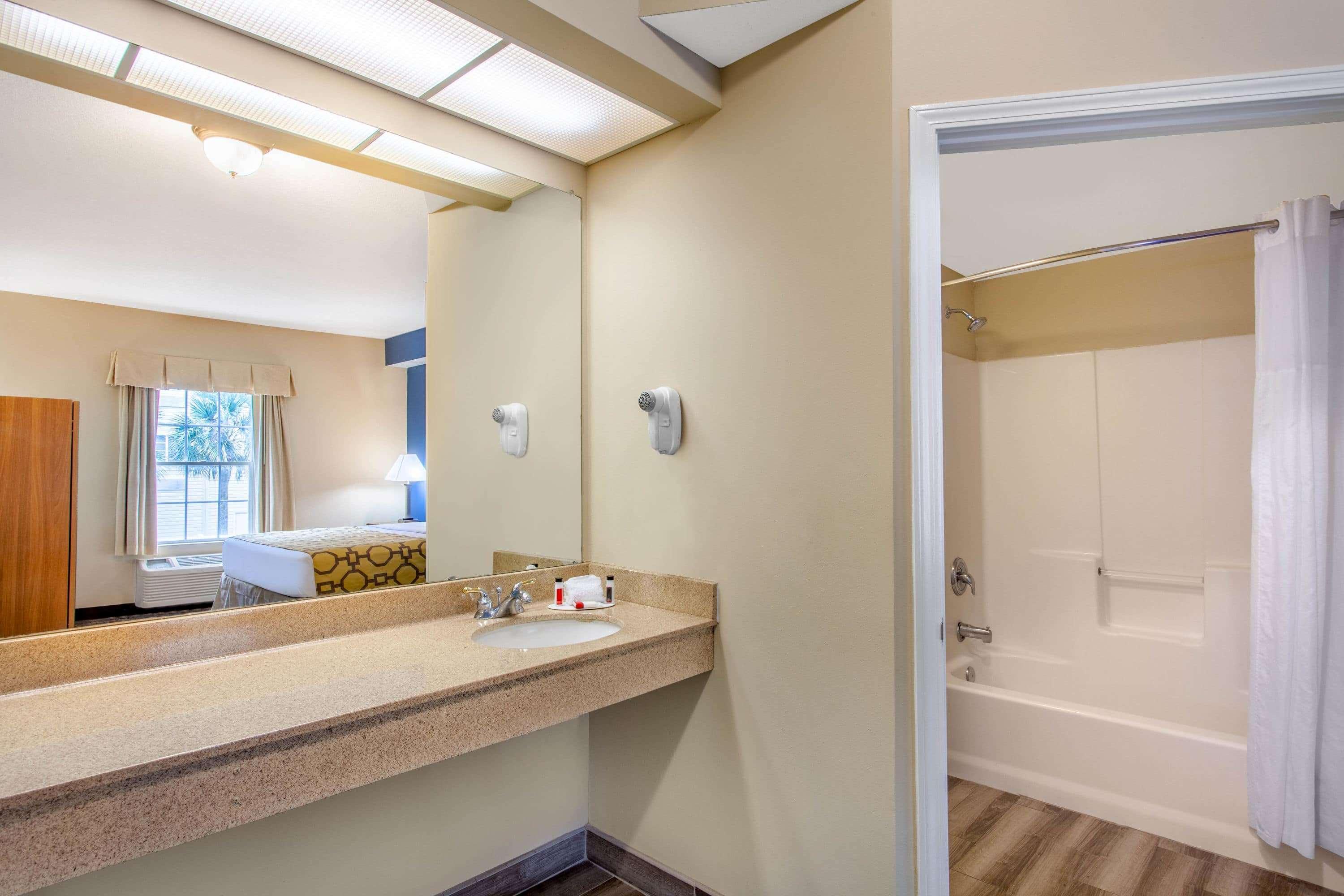 Baymont By Wyndham Jacksonville/Butler Blvd Екстериор снимка