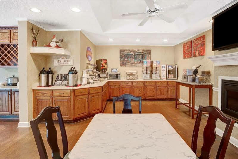 Baymont By Wyndham Jacksonville/Butler Blvd Екстериор снимка